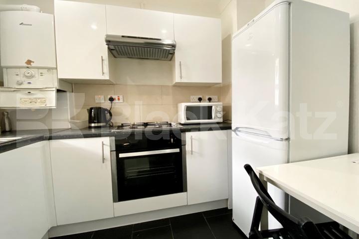 			LET , 3 Bedroom, 1 bath, 0 reception Apartment			 Rockingham street, Borough